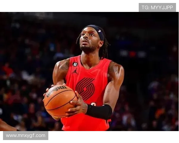 格兰特溜底线接霍勒迪妙传奋力暴扣点燃全场助球队稳住局势